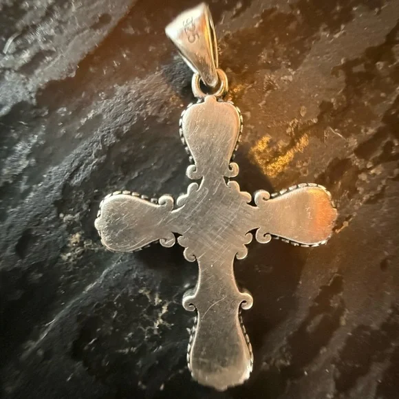 Elegant Silver Cross Pendant Necklace - Picture 4 of 4